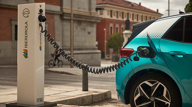 El futuro se diluye. Europa estudia impuestos para el coche eléctrico